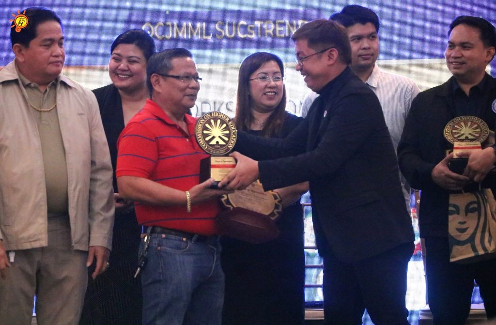 Comm.Libre, gives an award to SNSU for being the host university 